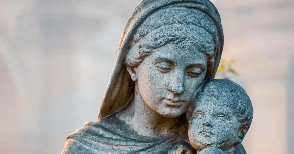 Imagem de barro de Virgem Maria e menino Jesus
