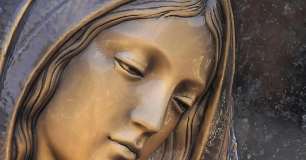 Imagem de Maria fazendo oração