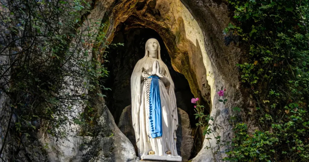 Maria na gruta orando