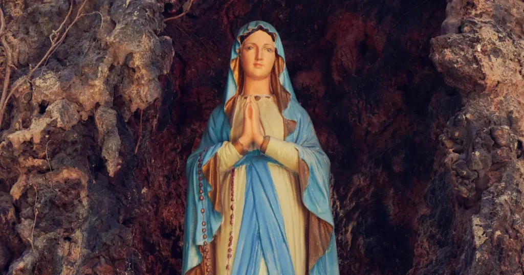 Imagem de Maria em uma gruta