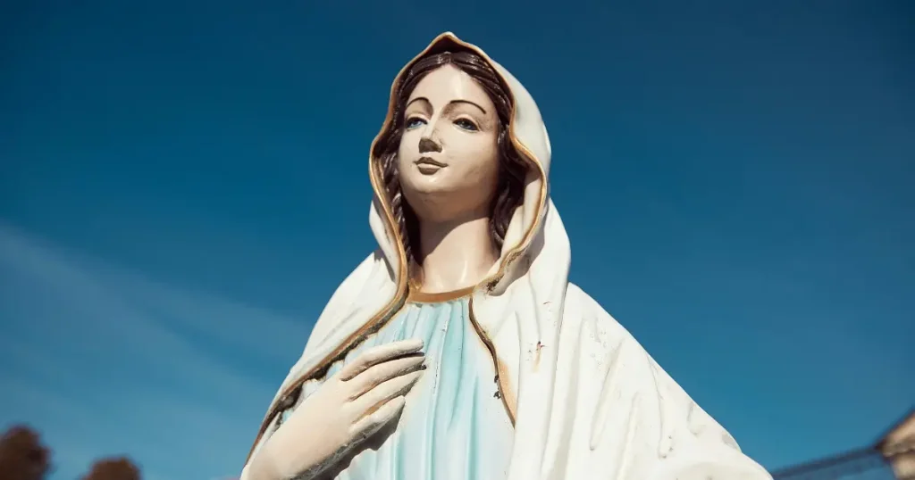 Virgem Maria de braços abertos