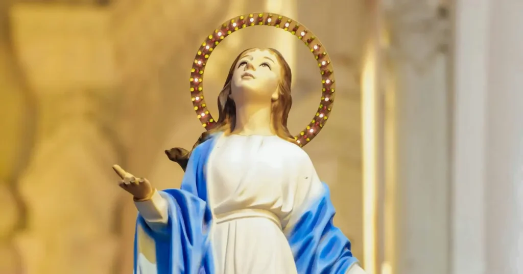 Maria mãe de Deus olhando para o céu