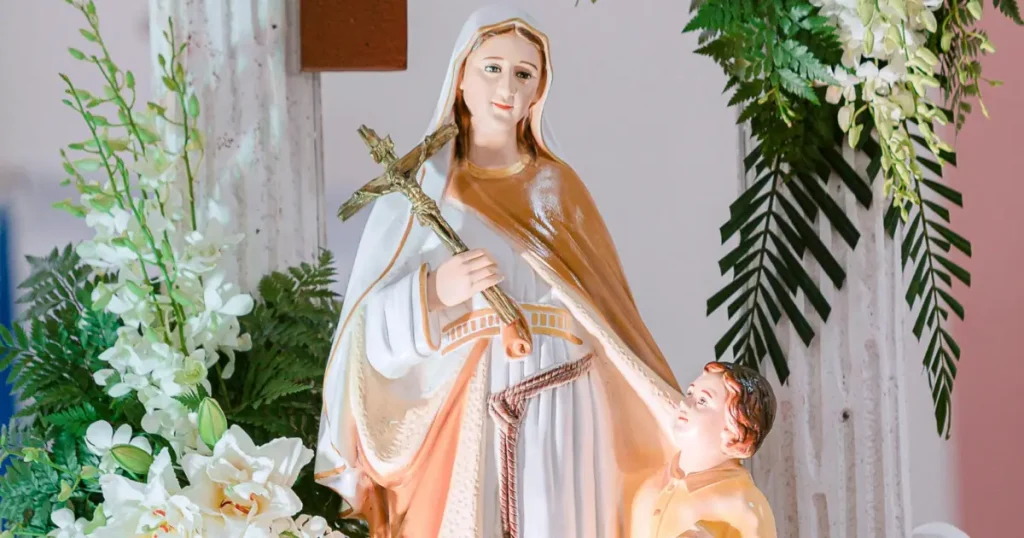 Santa Virgem Maria sorrindo