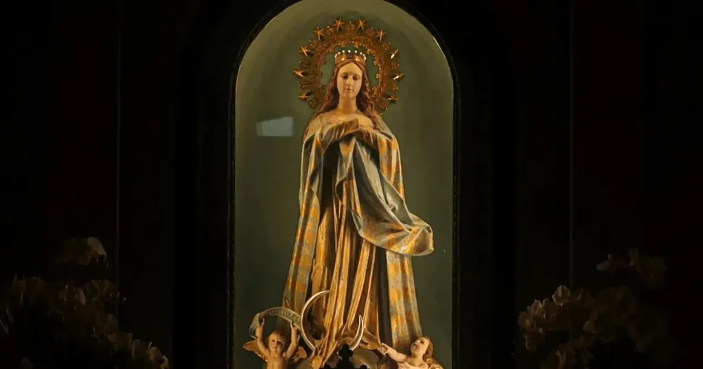 Imagem de Santa Maria na igreja