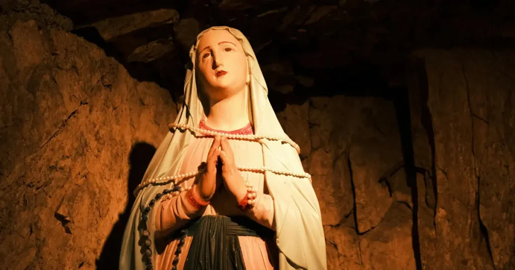 Imagem de Maria orando para Deus