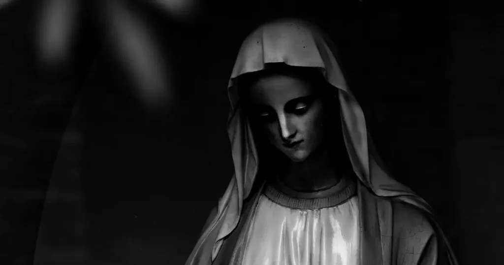 Virgem Maria olhando para o chão