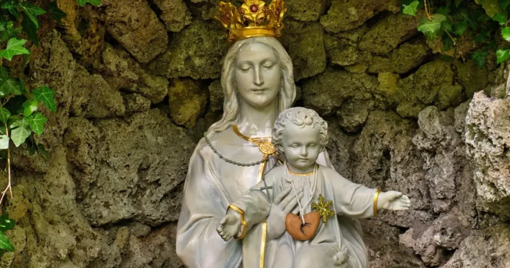 Maria mãe de Jesus com cristo no colo