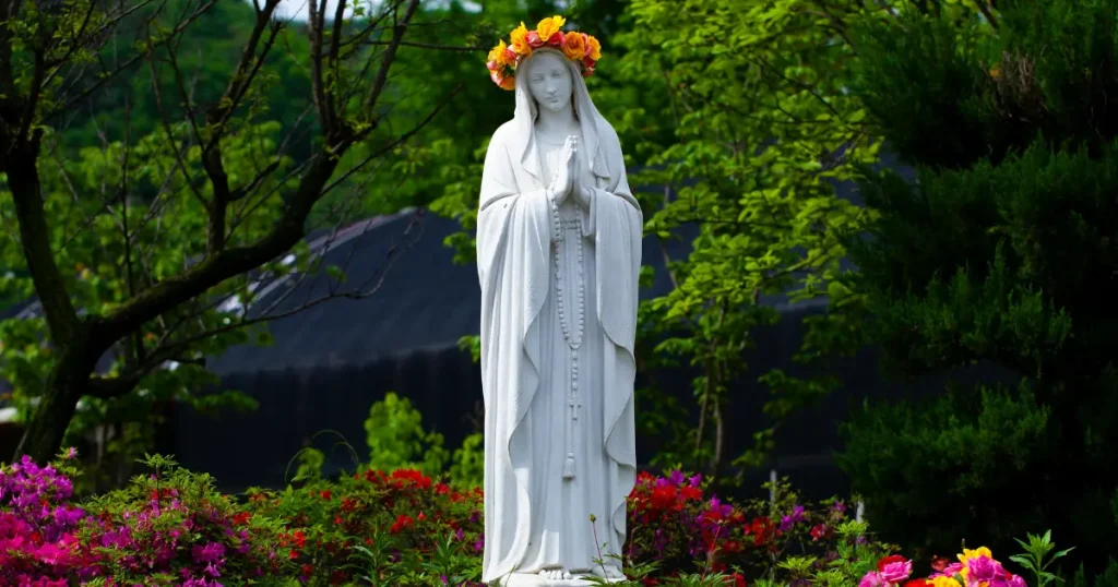 Imagem de Maria vestida de branco com as mãos postas